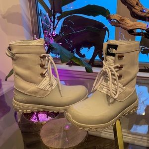 North face  light grey winter snow boots size 9.5 worn 10 times